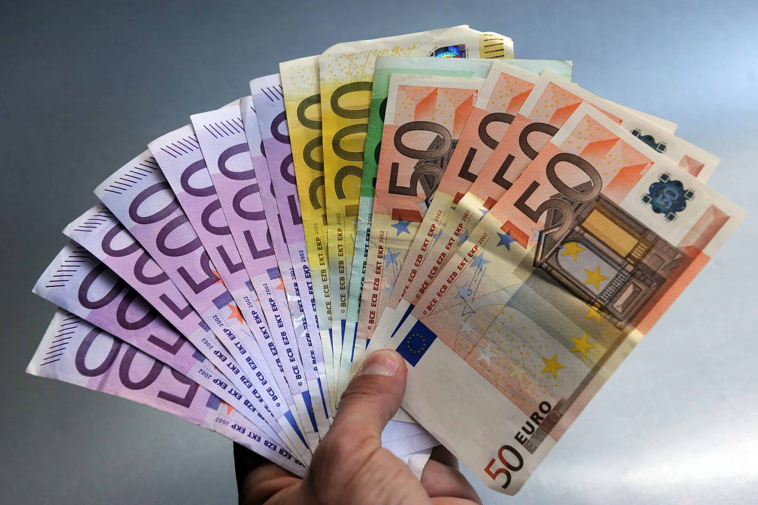 9 тыс евро. Евро. 100 евро фото. Пачки денег евро. 9 тыс евро.