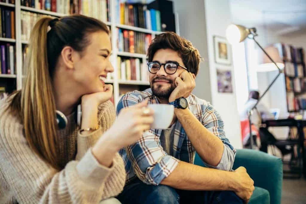 Kako započeti razgovor s osobom koja vam se sviđa Kako započeti razgovor s osobom koja vam se sviđa